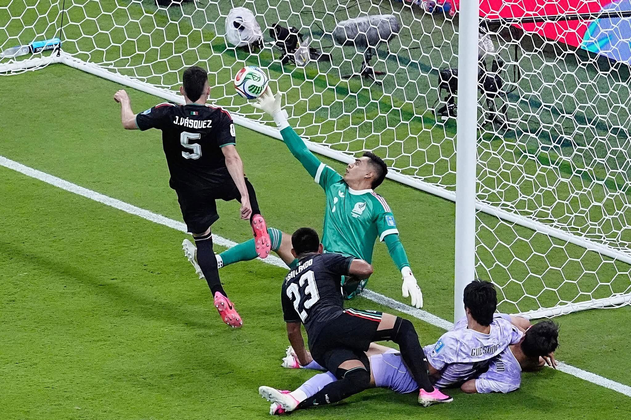 Internautas celebran con memes la espectacular doble atajada de “Tala” Rangel en el triunfo de México ante Corea
