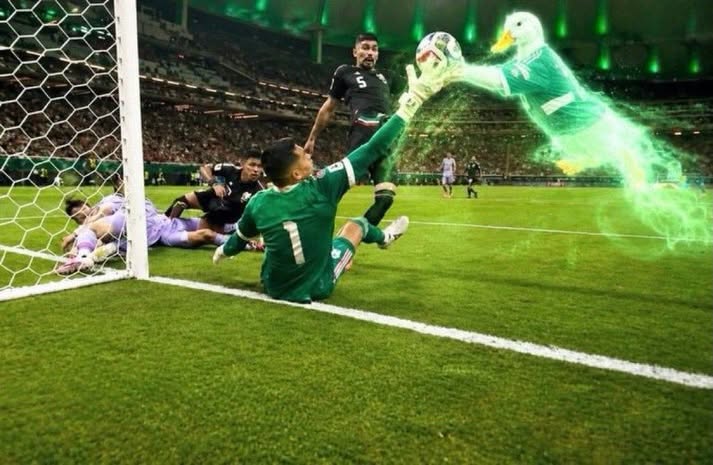 Internautas celebran con memes la espectacular doble atajada de “tala” rangel en el triunfo de méxico ante corea la revista del sureste mx Un Meme Digital Que Edita La Fotografía De La Atajada Del Portero Mexicano Raúl &Quot;Tala&Quot; Rangel. En La Imagen Original, El Guardameta Con El Número 1 En Su Uniforme Verde Está En El Césped Extendiendo Su Brazo Con Un Guante Blanco Hacia El Balón. El Montaje Añade Un Efecto Especial En El Que Una Silueta Espectral Y Brillante De Color Verde Neón Sale Disparada De Su Cuerpo; Esta Figura Flotante Tiene El Cuerpo Y La Cabeza Del Pato Merlín Portando La Playera De La Selección Mexicana, Quien Aparece Atrapando El Esférico En El Aire Con Un Aura Mística. Al Fondo, Se Observa El Estadio Lleno De Aficionados, Las Luces Verdes Del Recinto Y Al Defensa Johan Vásquez Observando La Jugada.