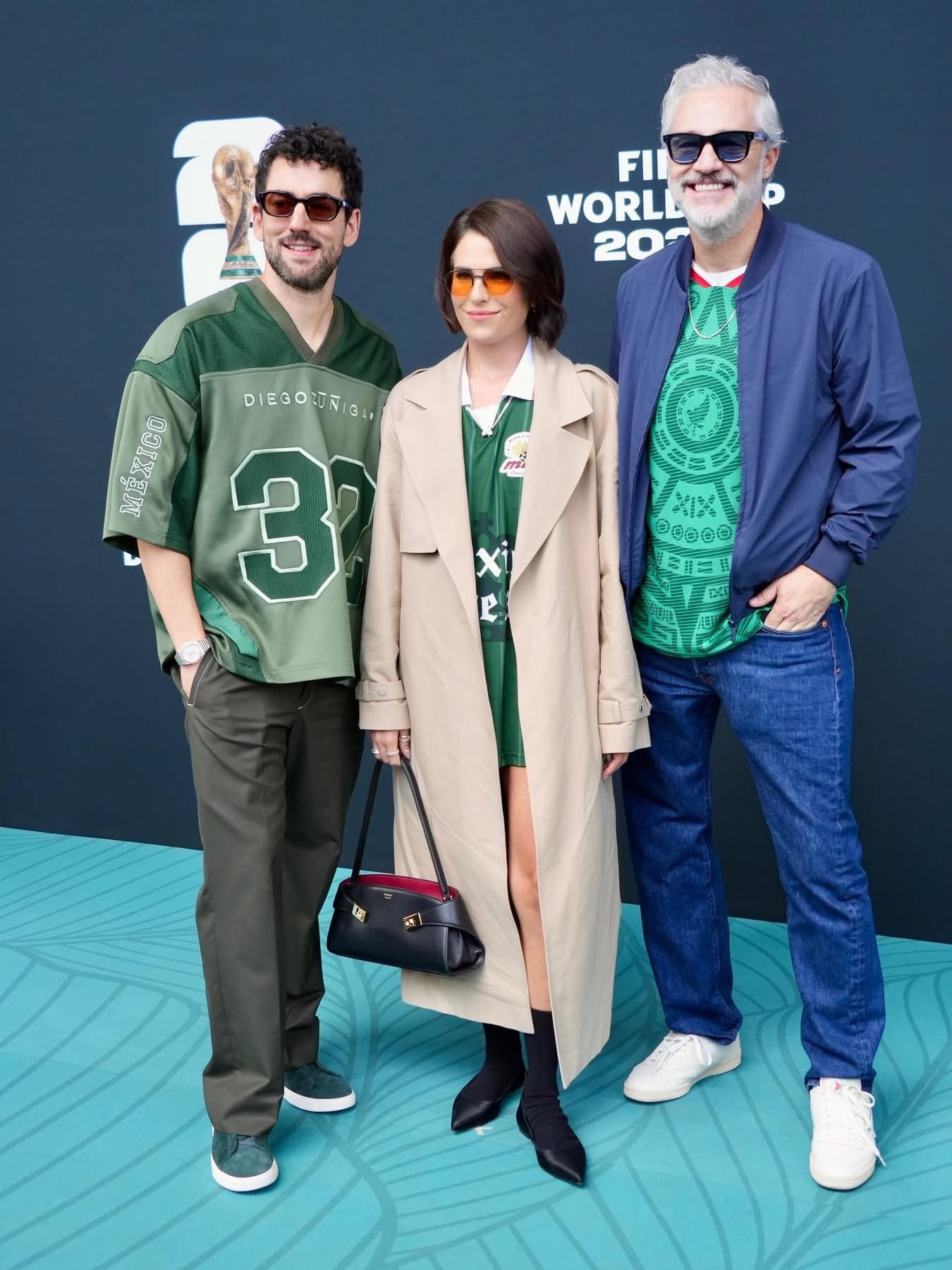 Res Personas Posando Juntas, Incluyendo A La Actriz Karla Souza Al Centro, Vistiendo Ropa Inspirada En La Selección Mexicana Durante Un Evento.