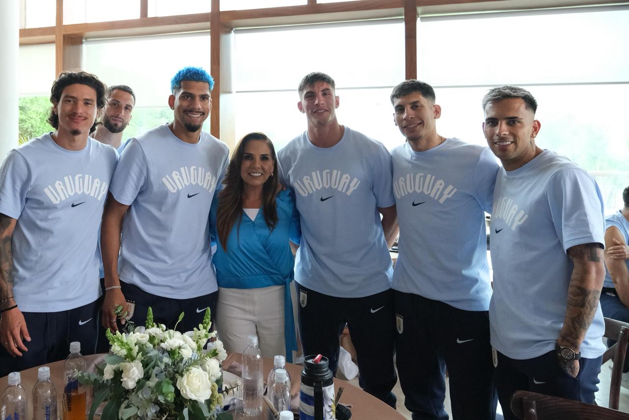 Mara Lezama da la bienvenida oficial a Uruguay en su Campamento Mundialista de la Riviera Maya