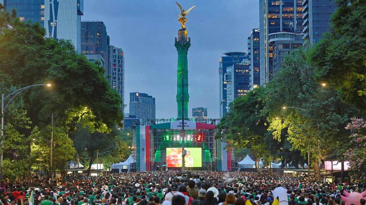 Una Toma De Plano General Elevada, Mirando Hacia El Ángel De La Independencia En El Paseo De La Reforma De Ciudad De México, Donde Miles De Aficionados De La Selección Mexicana De Fútbol Están Reunidos Para Celebrar. La Columna Dorada Del Monumento Está Decorada Con Banderas De México Y Carteles Que Dicen &Quot;México Campeón&Quot;, &Quot;Somos Unidos&Quot; Y &Quot;El Tri Unido&Quot;. Una Densa Multitud Con Camisetas Verdes Levanta Las Manos Al Unísono Para Realizar El Místico Aplauso Vikingo, Con Las Manos Sincronizadas En Alto.