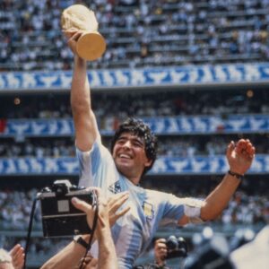 México: el único país en albergar tres copas del mundo la revista del sureste mx La Imagen Captura Uno De Los Momentos Más Icónicos En La Historia Del Deporte Mundial: Diego Armando Maradona Alzando El Trofeo De La Copa Del Mundo En El Estadio Azteca, Tras Vencer A Alemania Federal Por 3-2 En La Gran Final De México 1986.