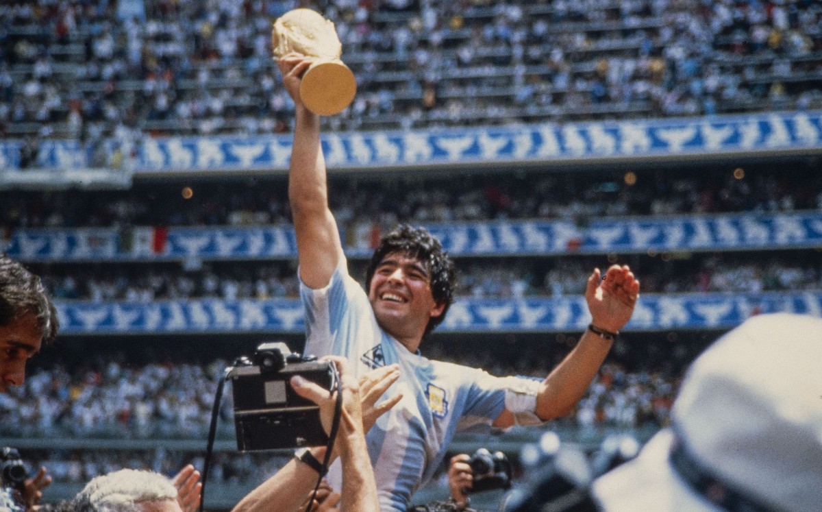 México: el único país en albergar tres copas del mundo la revista del sureste mx La Imagen Captura Uno De Los Momentos Más Icónicos En La Historia Del Deporte Mundial: Diego Armando Maradona Alzando El Trofeo De La Copa Del Mundo En El Estadio Azteca, Tras Vencer A Alemania Federal Por 3-2 En La Gran Final De México 1986.
