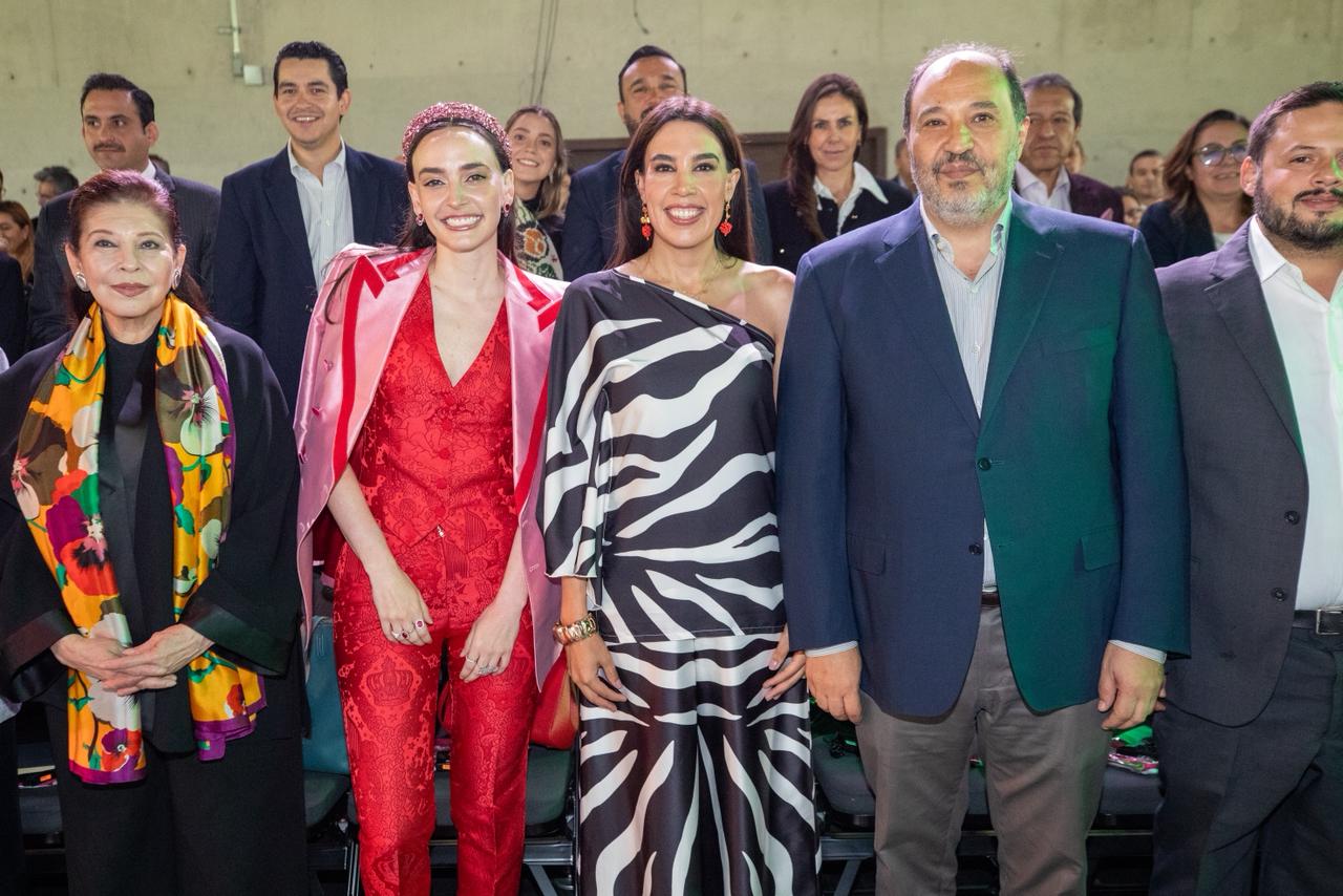 Sectur presenta la estrategia nacional “méxico en el mundo; turismo que transforma” para consolidar al país como potencia global hacia 2030 la revista del sureste mx Fotografía En Plano Medio De Un Grupo De Autoridades Y Personalidades Del Sector Público Y Empresarial Posando De Pie En Una Primera Fila Durante Un Evento Oficial. En El Centro Destaca La Secretaria De Turismo, Josefina Rodríguez Zamora, Vistiendo Un Vestido Largo Con Estampado Asimétrico De Cebra En Blanco Y Negro.