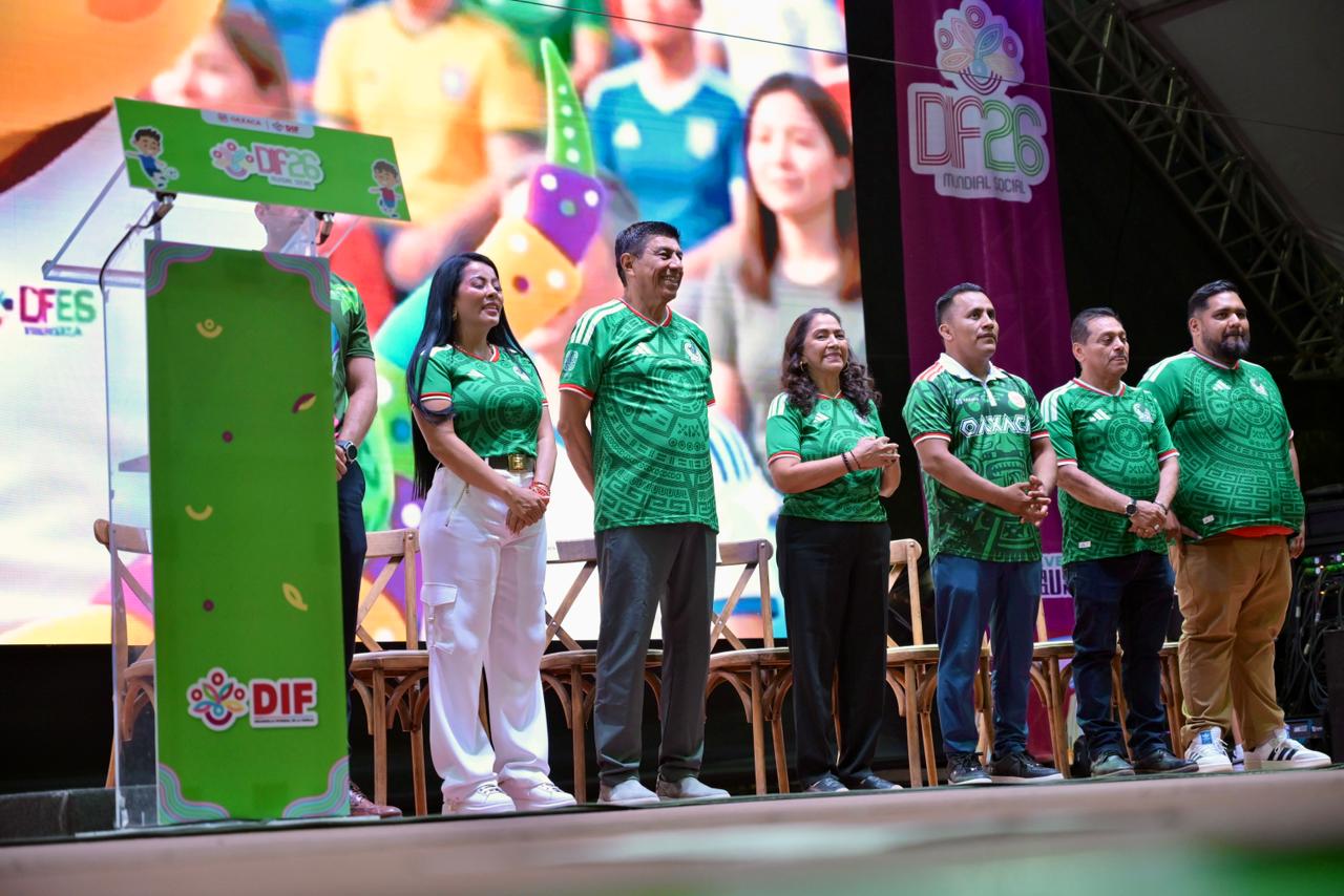 Oaxaca se pone la camiseta: inauguran el mundial social 2026 en el parque primavera la revista del sureste mx El Gobernador De Oaxaca, Salomón Jara Cruz, Y La Presidenta Honoraria Del Dif Estatal, Irma Bolaños Quijano, Encabezan La Línea De Honor En Un Escenario Junto A Funcionarios Públicos Durante La Inauguración Del Mundial Social 2026. Los Presentes Visten Playeras De Fútbol Verdes Con Motivos Prehispánicos. A La Izquierda Destaca Un Podio De Acrílico Transparente Con Identidad Visual En Color Verde Del Dif Oaxaca, Y Al Fondo Se Aprecia Una Pantalla Monumental De Led Junto A Una Lona Vertical De Color Púrpura Con El Imagotipo Oficial Del Evento &Quot;Dif 26 Mundial Social&Quot;.