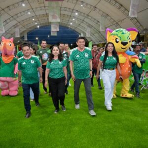 Oaxaca se pone la camiseta: inauguran el mundial social 2026 en el parque primavera la revista del sureste mx Siete Personas, Tres Mujeres Y Cuatro Hombres, Están De Pie Alineadas En Un Escenario Durante Un Evento. Seis De Ellas Visten Camisetas Verdes Idénticas Con Detalles Estampados, Excepto Una Mujer Que Lleva Una Camisa Polo Verde. Detrás De Ellas Hay Una Gran Pantalla Led Que Muestra Rostros De Personas En El Público. Un Podio De Acrílico Transparente Está A La Izquierda Con Un Micrófono Y Gráficos De Marca Que Incluyen Un Logotipo Con Un Balón De Fútbol Estilizado Y El Texto &Amp;Quot;Mundial Social 2026 Dif Oaxaca 2026&Amp;Quot; Y El Logotipo Del Dif Oaxaca.