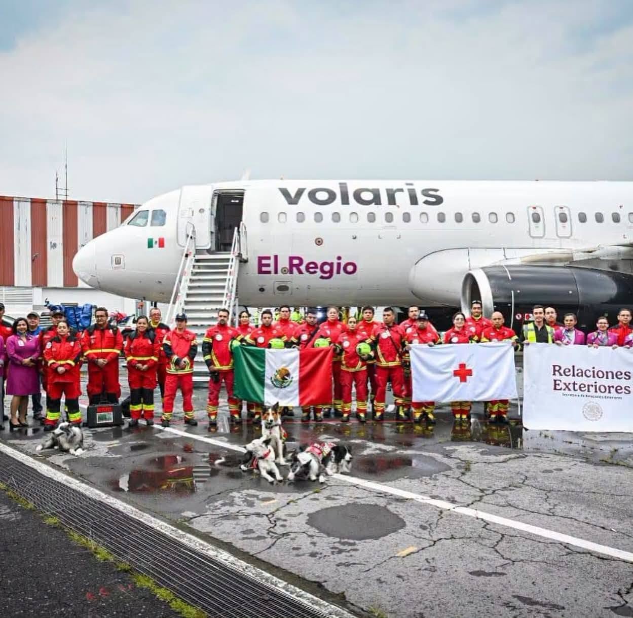 ¿quiénes son orly, balam, kenai y halley? Los perros rescatistas mexicanos que ya operan en venezuela la revista del sureste mx Delegación De Brigadistas De La Cruz Roja Mexicana Y Relaciones Exteriores Posando Con La Bandera De México Frente A Un Avión De Volaris En La Pista, Junto A Los Perros Rescatistas Mexicanos En Venezuela Listos Para La Misión De Búsqueda.