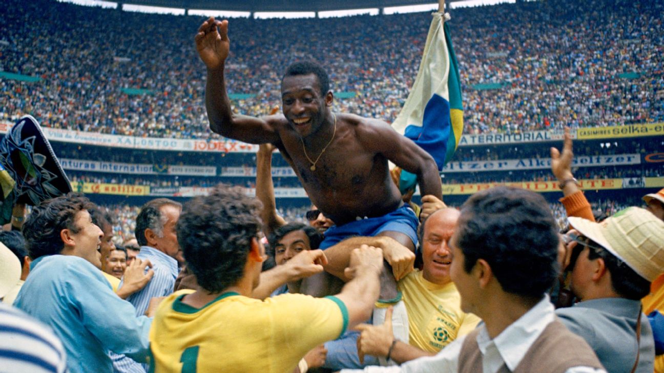 México: el único país en albergar tres copas del mundo la revista del sureste mx Pelé, Sonriente Y Con El Torso Descubierto, Es Cargado En Hombros Por Una Multitud De Aficionados Y Compañeros En La Cancha Del Estadio Azteca, Mientras Sostiene Una Bandera De Brasil Tras Ganar La Final De La Copa Del Mundo De 1970.