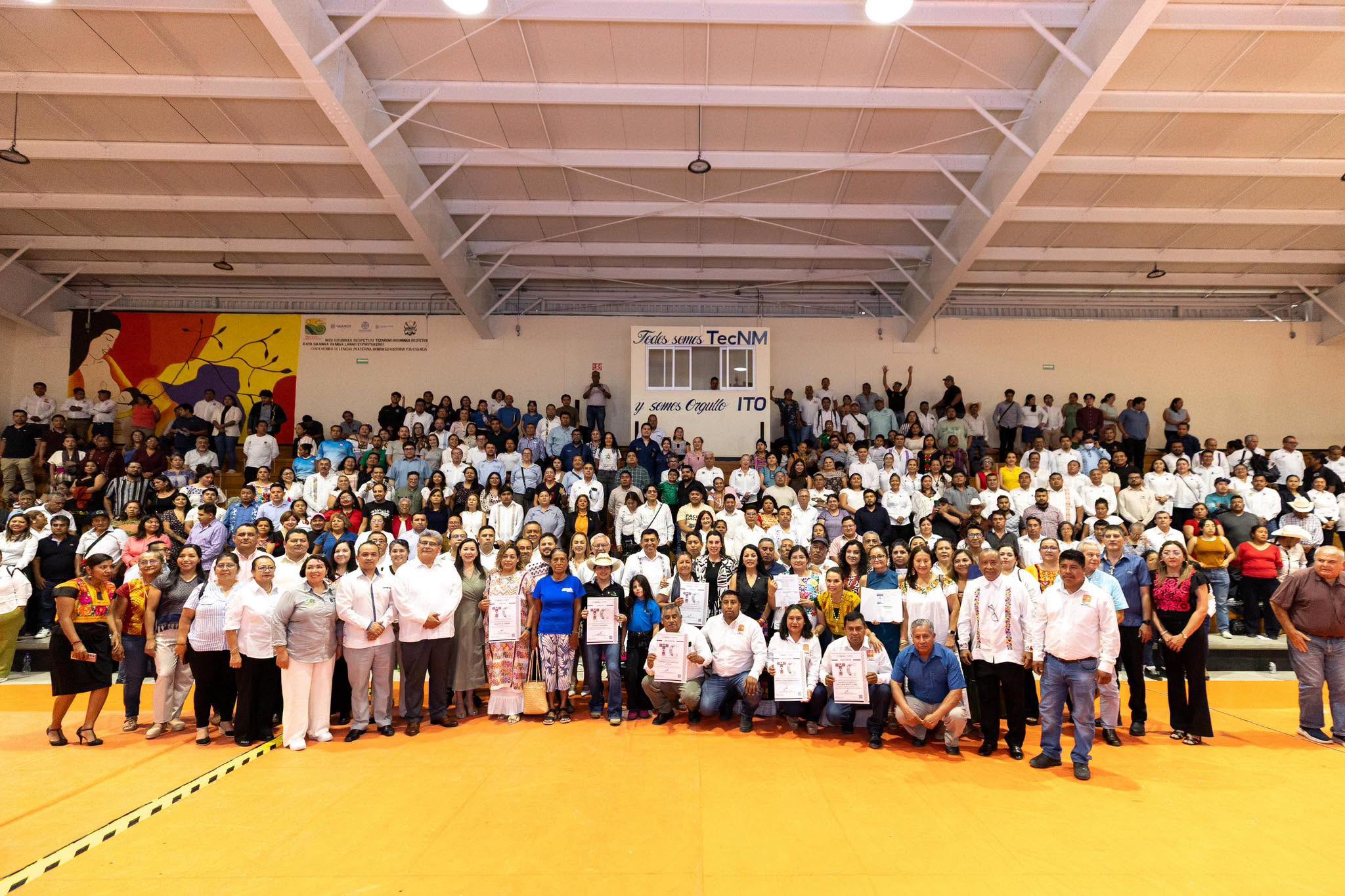 Sectur impulsa el turismo comunitario: entrega 206 distintivos y credenciales a guías especializados con oaxaca como referente nacional la revista del sureste mx Una Toma De Plano General Elevada, Capturando Una Gran Asamblea De Cientos De Personas En Un Amplio Gimnasio Escolar En Oaxaca, México, Como Se Documenta En El Archivo 'Sectur Impulsa El Turismo Comunitario: Entrega 206 Distintivos Y Credenciales A Guías Especializados Con Oaxaca Como Referente.