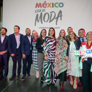 Sectur presenta la estrategia nacional “méxico en el mundo; turismo que transforma” para consolidar al país como potencia global hacia 2030 la revista del sureste mx Fotografía En Plano Entero Que Muestra A Un Grupo De Funcionarios, Secretarios De Turismo Y Empresarios Posando Juntos Sobre Un Escenario Durante Un Evento Oficial De Sectur. En El Centro, Destaca La Secretaria Josefina Rodríguez Zamora Vistiendo Un Vestido Largo Con Estampado De Cebra En Blanco Y Negro, Flanqueada Por Colaboradores Que Portan Trajes Formales, Vestidos Elegantes Y Un Rebozo Artesanal Con Bordados Coloridos.