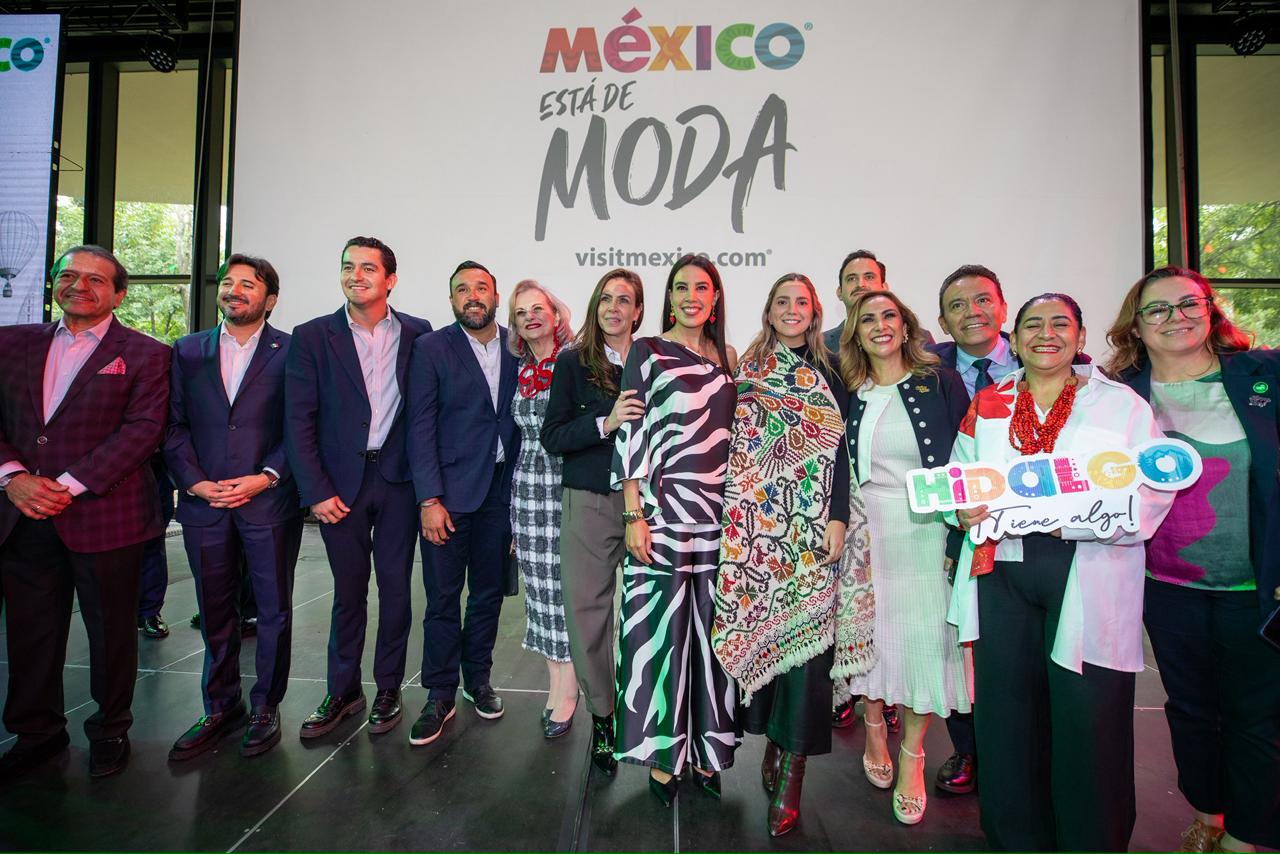 Sectur presenta la estrategia nacional “méxico en el mundo; turismo que transforma” para consolidar al país como potencia global hacia 2030 la revista del sureste mx Fotografía En Plano Entero Que Muestra A Un Grupo De Funcionarios, Secretarios De Turismo Y Empresarios Posando Juntos Sobre Un Escenario Durante Un Evento Oficial De Sectur. En El Centro, Destaca La Secretaria Josefina Rodríguez Zamora Vistiendo Un Vestido Largo Con Estampado De Cebra En Blanco Y Negro, Flanqueada Por Colaboradores Que Portan Trajes Formales, Vestidos Elegantes Y Un Rebozo Artesanal Con Bordados Coloridos.