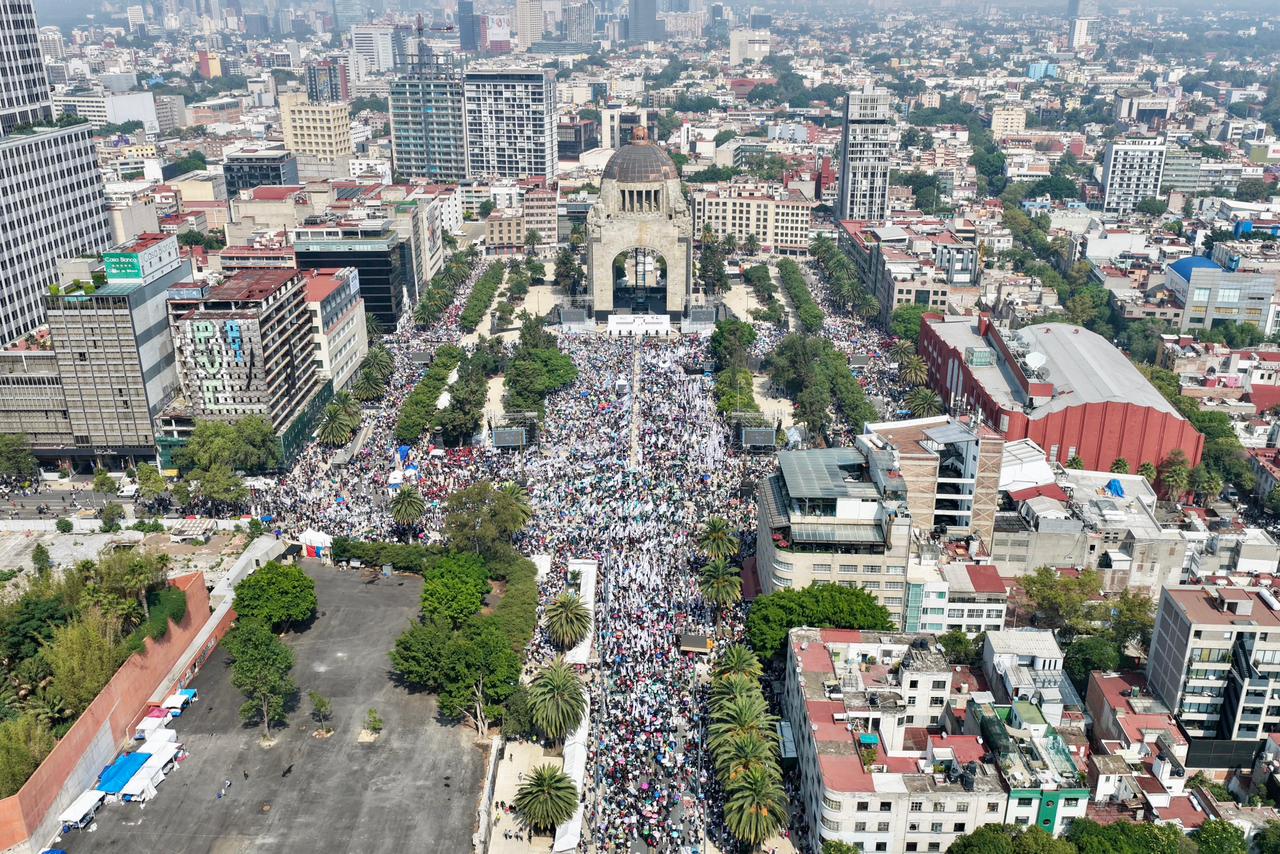 Sheinbaum celebra dos años del triunfo electoral: balanza económica estable y defensa de la soberanía nacional la revista del sureste mx Vista Aérea Panorámica De La Plaza De La República En La Ciudad De México, Totalmente Abarrotada Por Una Multitud Masiva Congregada Frente Al Monumento A La Revolución. La Escena Muestra La Densidad De Los Asistentes Que Llenan La Explanada Y Las Avenidas Aledañas, Rodeadas Por Edificios Urbanos Y Rascacielos Bajo Un Cielo Despejado.