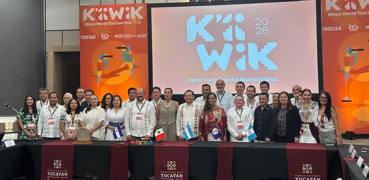 Se Observa Una Fotografía Oficial Grupal De Autoridades Y Delegados De La Región Del Mundo Maya Reunidos Frente A Una Gran Pantalla Con El Logotipo De &Quot;K’íiwik 2026 Feria Turística Del Mundo Maya&Quot;.