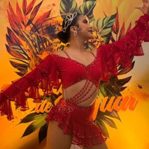 Veracruz: el salsa fest 2026 suma una agenda de actividades culturales y recreativas desde temprana hora la revista del sureste mx Fotografía En Plano Medio Horizontal De Una Joven Bailarina En Una Postura Dinámica De Baile, Con El Cuerpo De Perfil Y La Mirada Hacia La Derecha. Viste Un Traje De Salsa Profesional En Color Rojo Intenso Con Detalles De Pedrería Brillante, Aberturas En La Cintura Y Mangas Largas Traslúcidas Con Volantes Escalonados.