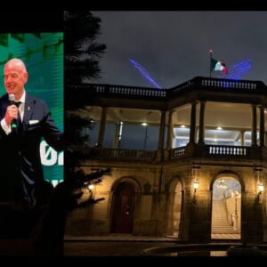 Noche de gala en el castillo de chapultepec: claudia sheinbaum y gianni infantino celebran el arranque del mundial 2026 la revista del sureste mx Composición Fotográfica Horizontal Dividida En Dos Secciones Que Ilustra La Gala De La Fifa En La Ciudad De México. A La Izquierda, Una Pantalla Gigante Muestra A La Presidenta Claudia Sheinbaum Con Un Vestido Rojo De Bordado Artesanal Escuchando El Discurso De Gianni Infantino, Presidente De La Fifa, Quien Habla Con Un Micrófono Junto Al Trofeo De La Copa Del Mundo.