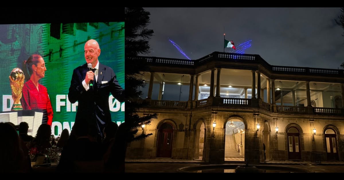 Composición Fotográfica Horizontal Dividida En Dos Secciones Que Ilustra La Gala De La Fifa En La Ciudad De México. A La Izquierda, Una Pantalla Gigante Muestra A La Presidenta Claudia Sheinbaum Con Un Vestido Rojo De Bordado Artesanal Escuchando El Discurso De Gianni Infantino, Presidente De La Fifa, Quien Habla Con Un Micrófono Junto Al Trofeo De La Copa Del Mundo.