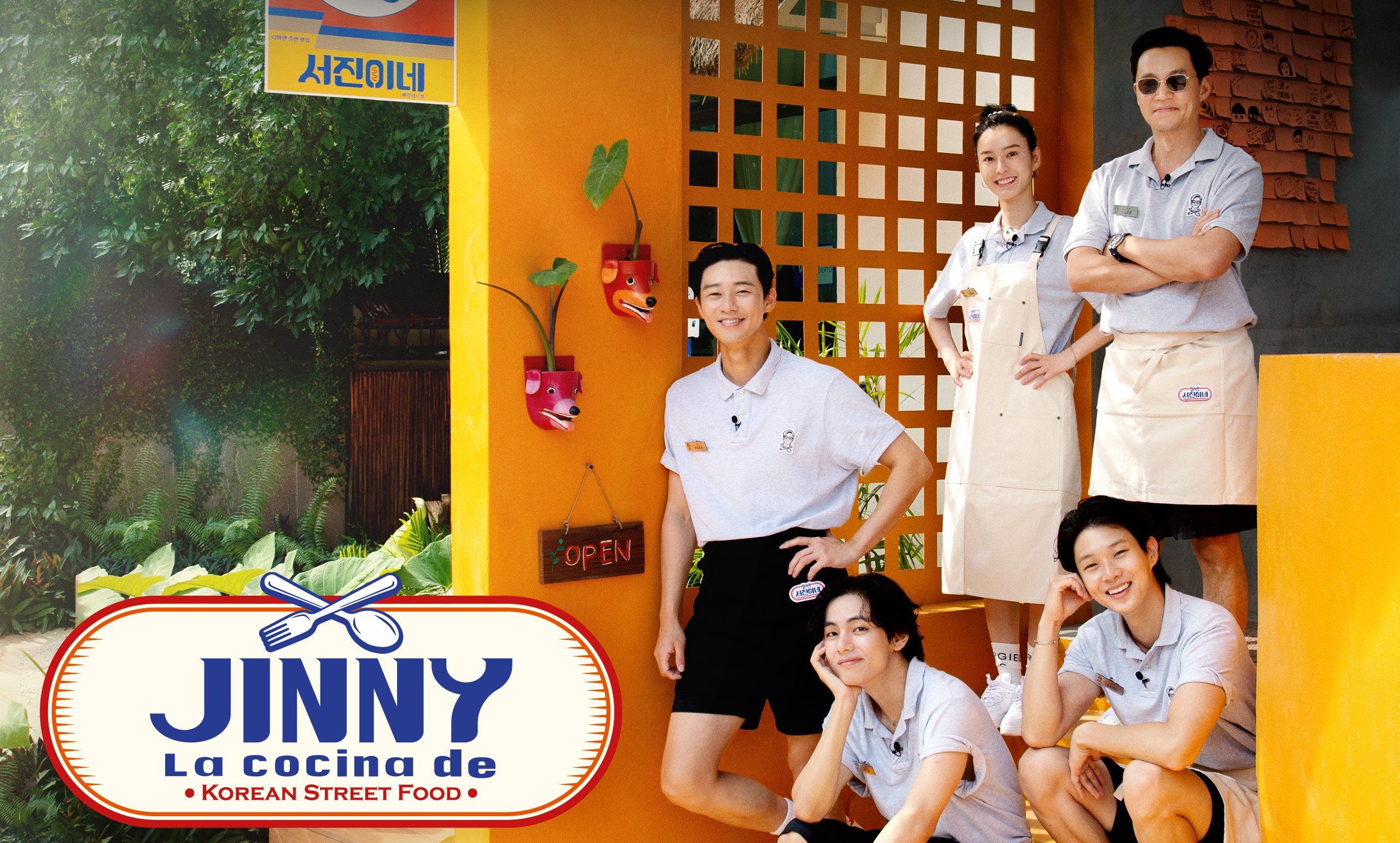 Bacalar conquista asia: el reality coreano 'jinny’s kitchen' dispara el turismo de locaciones en quintana roo la revista del sureste mx El Elenco Del Reality Show Jinny’s Kitchen En Bacalar Posa Sonriente Frente A La Fachada De Su Restaurante De Comida Callejera Coreana En Quintana Roo.