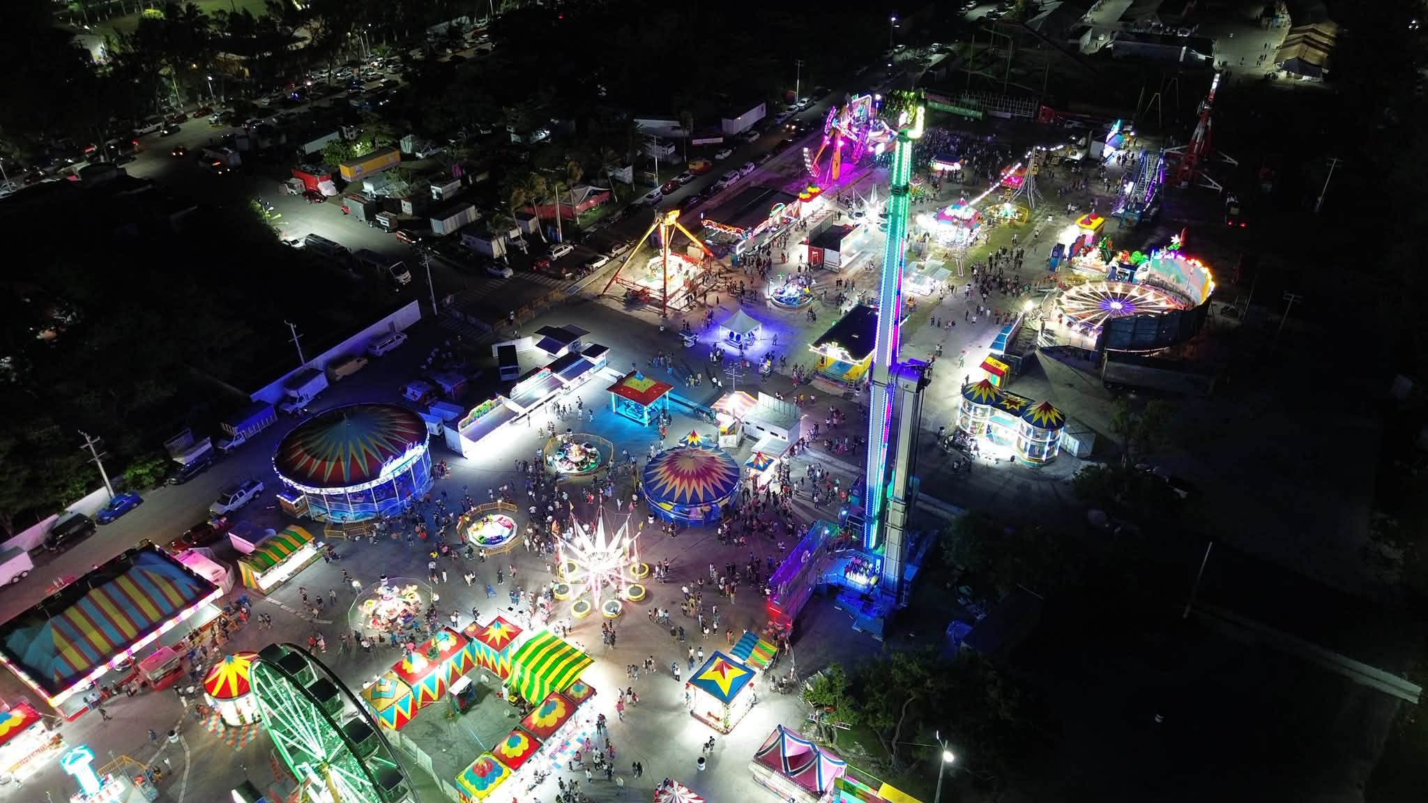 Vista Aérea Nocturna De La Feria Del Carmen 2026 Iluminada En Ciudad Del Carmen, Campeche, Donde Se Aprecian Los Juegos Mecánicos Y Áreas Recreativas.