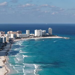 Cancún se consolida como el líder turístico para el verano 2026: proyectan ocupación de hasta el 89% la revista del sureste mx Vista Aérea De La Zona Hotelera De Cancún, Destacando Sus Playas De Arena Blanca Y El Mar Caribe De Color Turquesa.