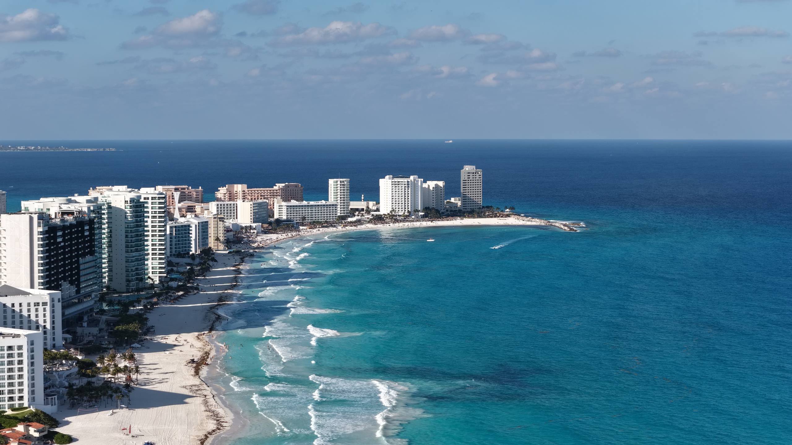 Cancún se consolida como el líder turístico para el verano 2026: proyectan ocupación de hasta el 89% la revista del sureste mx Vista Aérea De La Zona Hotelera De Cancún, Destacando Sus Playas De Arena Blanca Y El Mar Caribe De Color Turquesa.