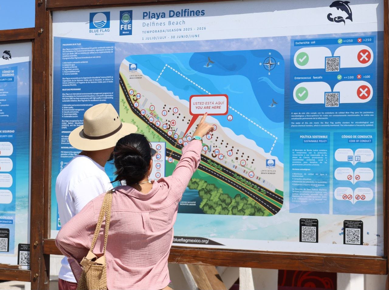Cancún se consolida como el líder turístico para el verano 2026: proyectan ocupación de hasta el 89% la revista del sureste mx Aquí Tienes La Propuesta Optimizada Utilizando Cancún Como Palabra Clave:
Texto Alternativo (Alt Text):
Visitantes Consultan El Mapa Informativo De Playa Delfines En Cancún, Verificando Las Normas De Seguridad Y La Certificación Blue Flag.