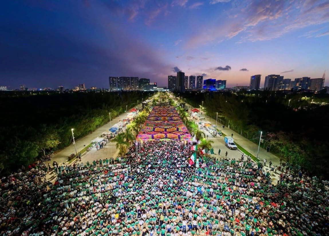 Vista Aérea Nocturna De Más De 6 Mil Personas Congregadas En El Malecón Tajamar En Cancún Para Celebrar El Triunfo De La Selección Mexicana En El Mundial 2026.