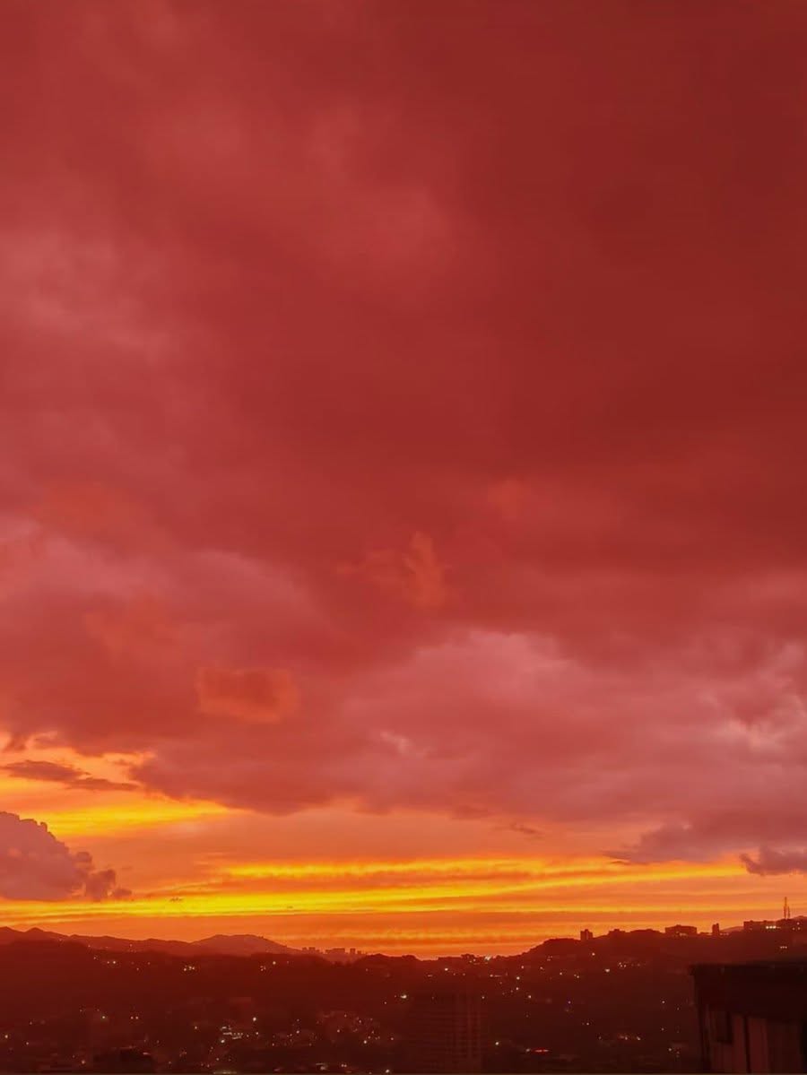 Cielo Teñido De Tonos Intensos Rojizos Y Anaranjados Sobre El Horizonte De Una Ciudad En Venezuela Durante El Atardecer.