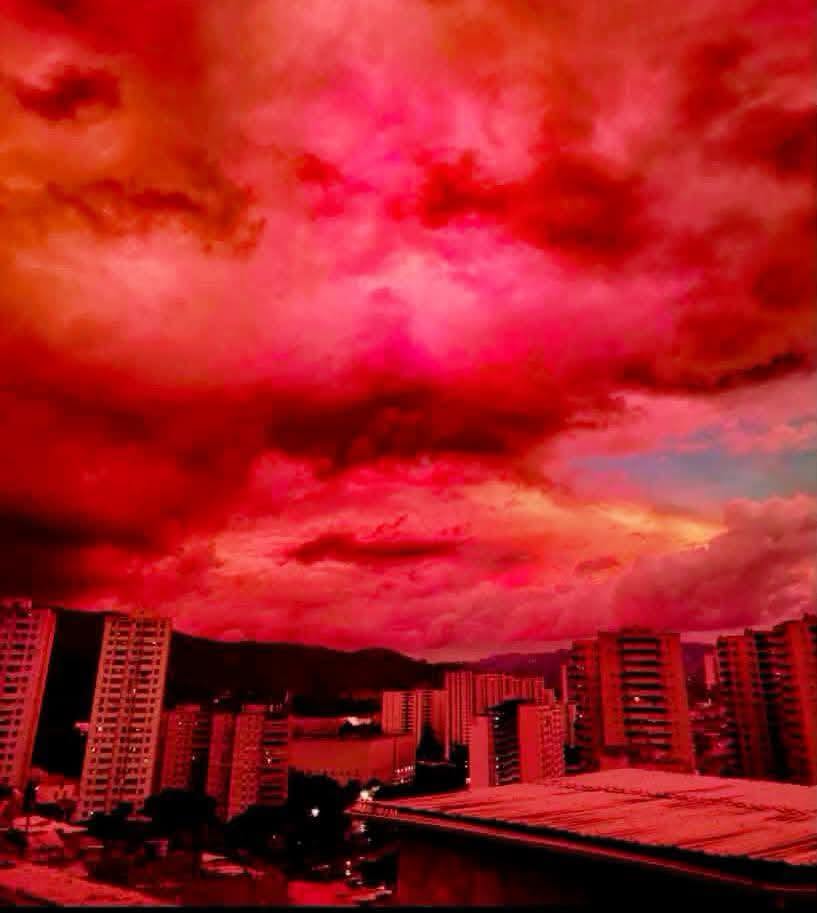 Cielo rojo en venezuela: ¿tiene relación con los terremotos? Expertos explican el fenómeno la revista del sureste mx Vista Panorámica De Edificios De Apartamentos En Venezuela Contra Un Cielo Cubierto De Nubes De Un Rojo Profundo Y Amenazante.