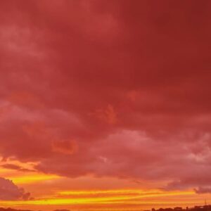 Cielo rojo en venezuela: ¿tiene relación con los terremotos? Expertos explican el fenómeno la revista del sureste mx Cielo Teñido De Tonos Intensos Rojizos Y Anaranjados Sobre El Horizonte De Una Ciudad En Venezuela Durante El Atardecer.