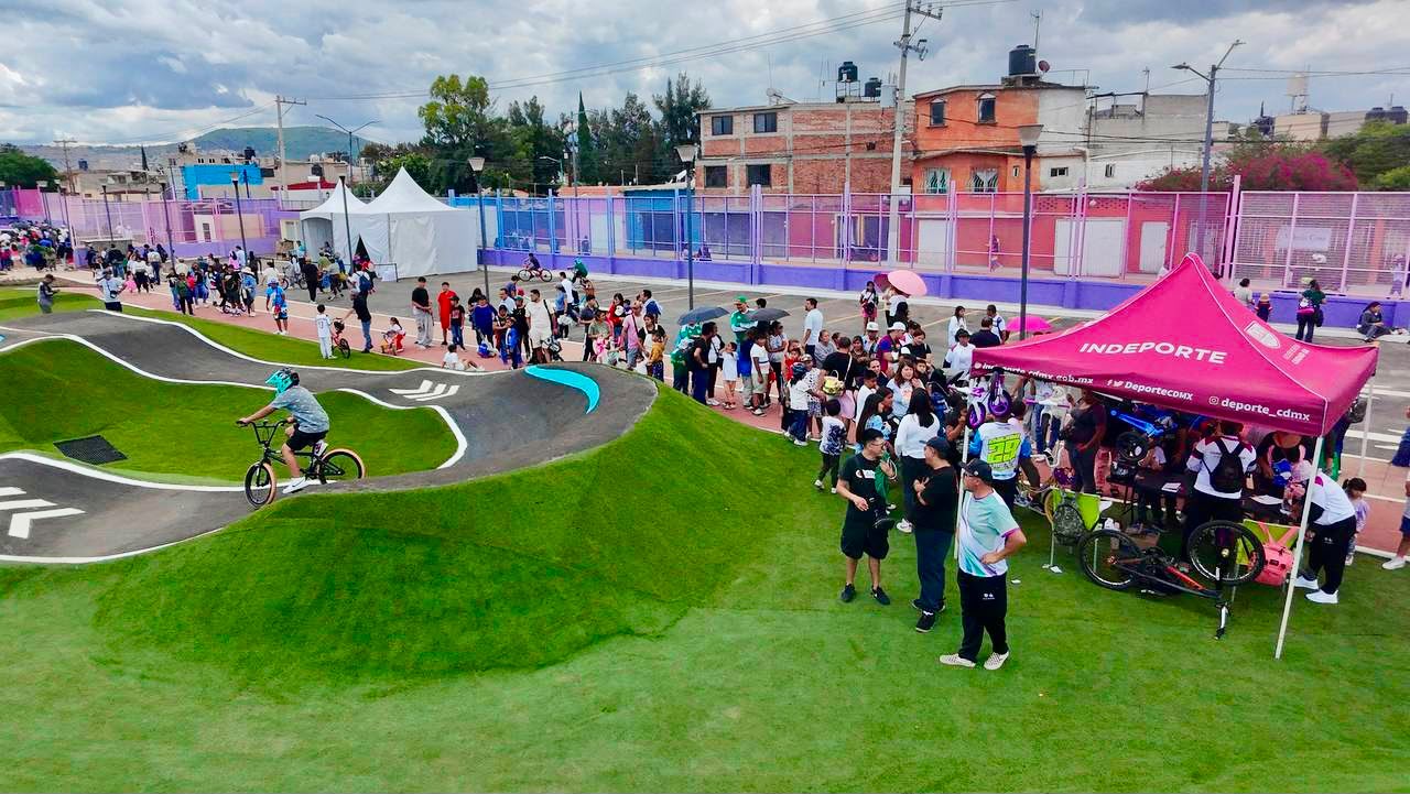 Clara brugada inaugura la utopía acatitla: un bastión de justicia social en el corazón de iztapalapa la revista del sureste mx Jóvenes Y Familias Disfrutan De La Pista De Pump Track Al Aire Libre En La Nueva Utopía Acatitla, Un Espacio Deportivo Gratuito En Iztapalapa.