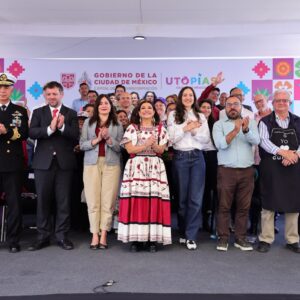 Clara brugada inaugura la utopía acatitla: un bastión de justicia social en el corazón de iztapalapa la revista del sureste mx La Jefa De Gobierno, Clara Brugada, Junto A Autoridades Gubernamentales Y Miembros De La Comunidad Durante La Inauguración Oficial De La Utopía Acatitla En Iztapalapa.