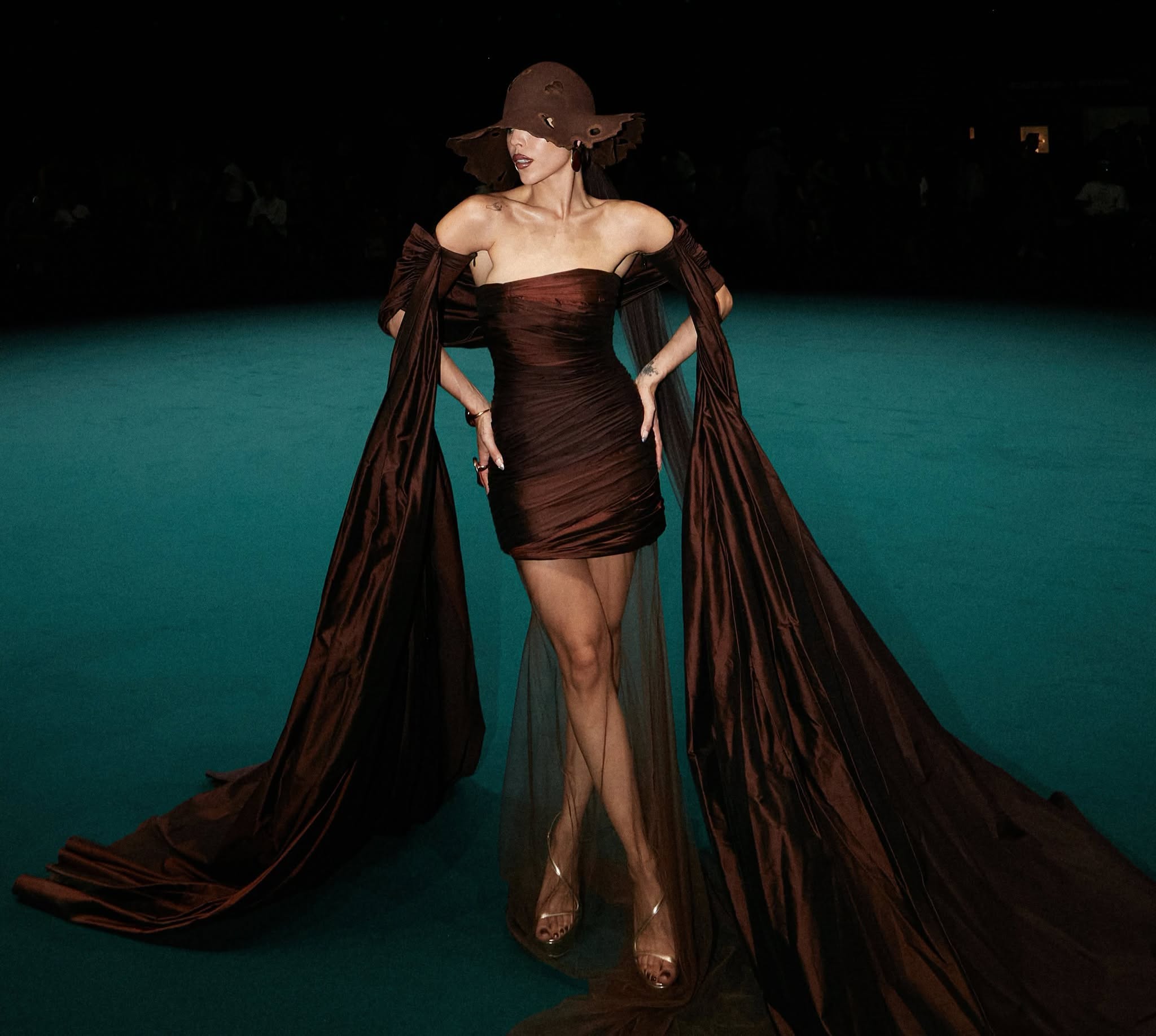 Danna brilla: única mexicana en el desfile de alta costura de robert wun en el marco de la semana de la moda de parís la revista del sureste mx Danna Posa Con Un Elegante Vestido Café De Alta Costura, Complementado Con Un Sombrero De Ala Ancha Y Capas Largas, Durante Su Asistencia Al Desfile De Robert Wun En La Semana De La Moda De París.