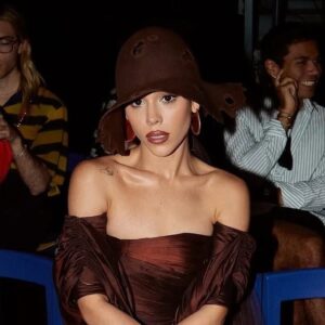 Danna brilla: única mexicana en el desfile de alta costura de robert wun en el marco de la semana de la moda de parís la revista del sureste mx Danna Sentada En La Primera Fila Del Desfile De Robert Wun Durante La Semana De La Moda De París, Vistiendo Un Sofisticado Diseño Color Café Y Un Sombrero De Ala Ancha.