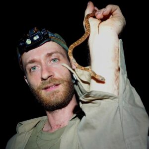 Descubriendo los secretos de la isla: fpmc invita a conocer la fauna silvestre de cozumel la revista del sureste mx El Biólogo Travis Bayer, Fundador De Pathos Wildlife, Durante Una Exploración De Campo.