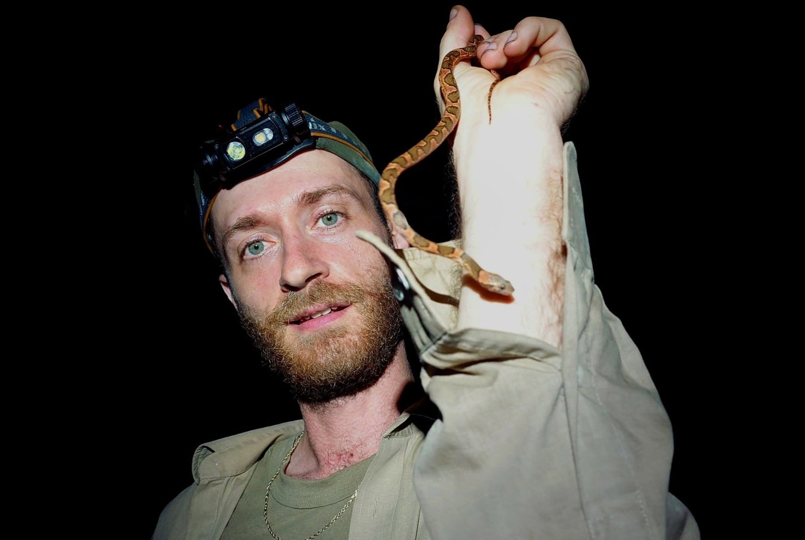 El Biólogo Travis Bayer, Fundador De Pathos Wildlife, Durante Una Exploración De Campo.