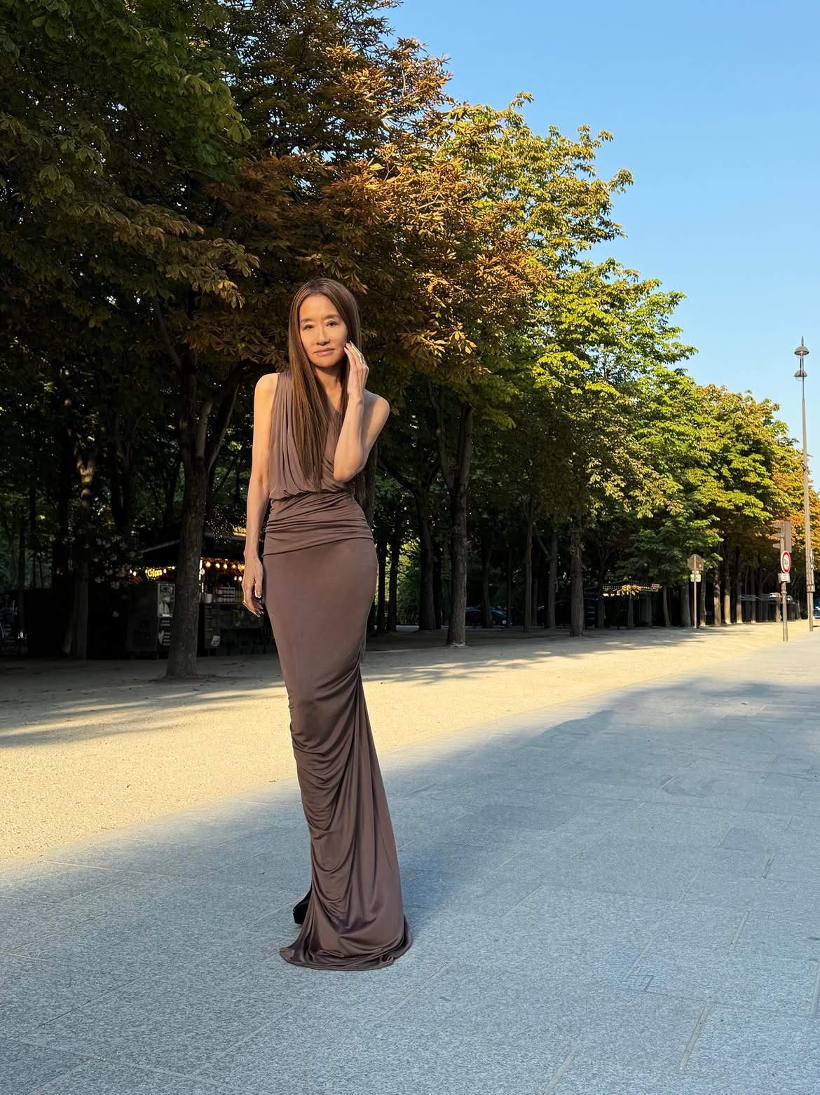 La Diseñadora Vera Wang Posa Con Un Elegante Vestido Largo Color Café Durante Una Caminata Al Aire Libre, Exhibiendo Una Figura Esbelta Que Ha Generado Sorpresa A Sus 77 Años.