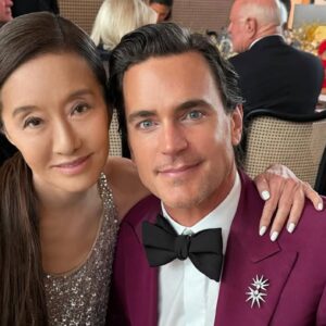 La Diseñadora Vera Wang Posando Junto Al Actor Matt Bomer En Un Evento Formal De Alta Moda, Destacando Su Apariencia Juvenil A Los 77 Años.