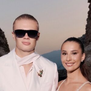 Erling haaland y su novia acaparan las miradas en desfile de d&g en italia la revista del sureste mx Erling Haaland, Vistiendo Un Elegante Conjunto De Blazer Blanco Con Una Pañoleta, Posa Sonriente Junto A Su Novia, Isabel Haugseng, Durante El Desfile De Dolce &Amp;Amp; Gabbana En Italia.