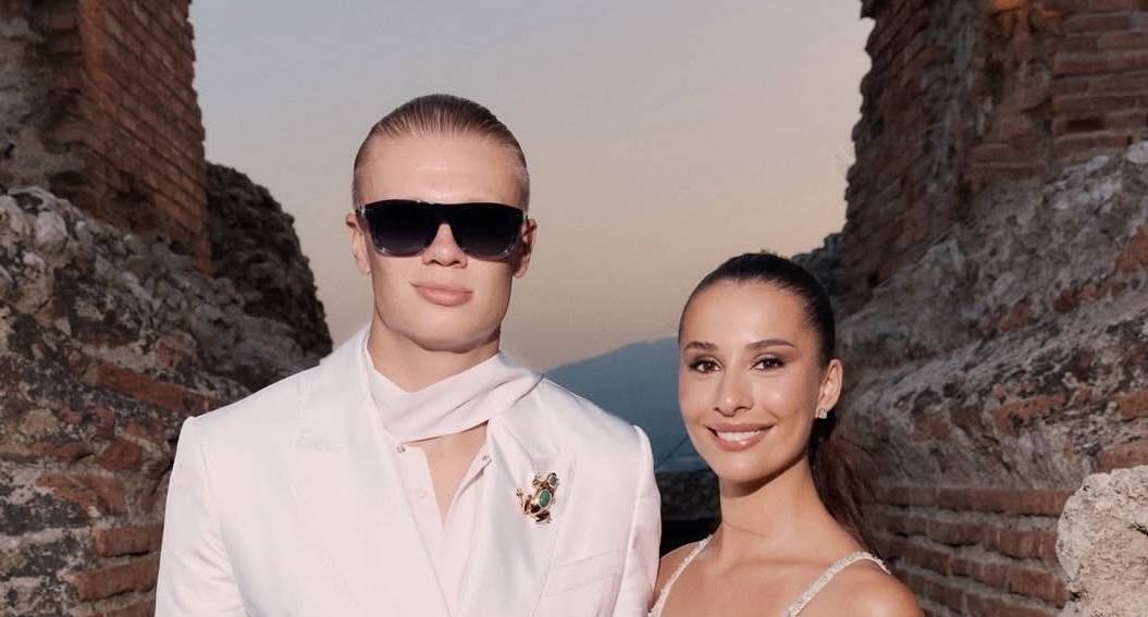 Erling haaland y su novia acaparan las miradas en desfile de d&g en italia la revista del sureste mx Erling Haaland, Vistiendo Un Elegante Conjunto De Blazer Blanco Con Una Pañoleta, Posa Sonriente Junto A Su Novia, Isabel Haugseng, Durante El Desfile De Dolce &Amp; Gabbana En Italia.