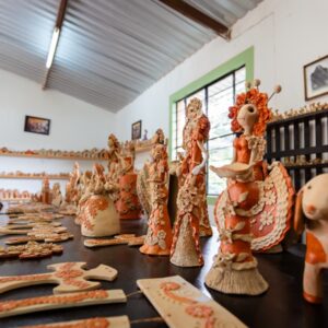 Este verano, déjate sorprender por los pueblos mágicos de la región cultura y aventura en veracruz la revista del sureste mx Mesas Con Diversas Figuras De Barro Y Artesanías Detalladas Hechas A Mano En Los Pueblos Mágicos De Veracruz