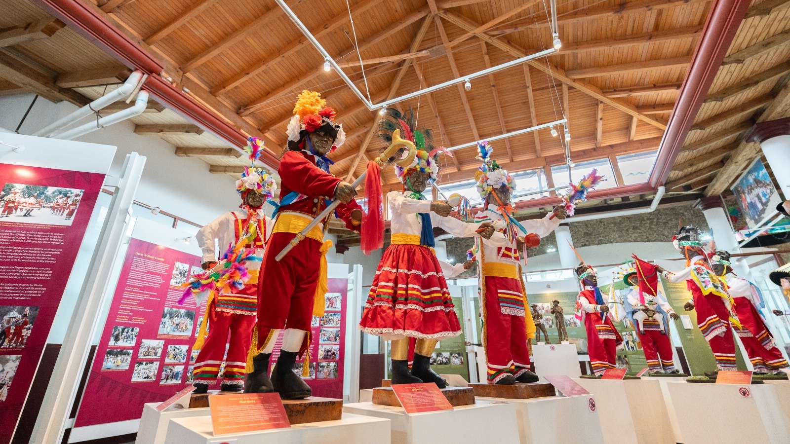 Este verano, déjate sorprender por los pueblos mágicos de la región cultura y aventura en veracruz la revista del sureste mx Exhibición Museográfica Con Varias Figuras De Maniquíes De Tamaño Real Representando A Danzantes Tradicionales De Los Pueblos Mágicos De Veracruz, Vestidos Con Trajes Coloridos, Máscaras Y Tocados De Plumas Sobre Pedestales Blancos.