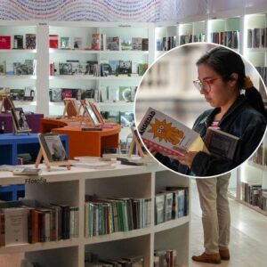 Fnliyj 2026: xalapa se convertirá en la capital de la lectura para niñas, niños y jóvenes la revista del sureste mx Espacio Editorial De La Feria Nacional Del Libro Infantil Y Juvenil (Fnliyj) Con Estanterías Repletas De Libros Y Una Joven Lectora Consultando Un Ejemplar Durante Las Actividades Del Encuentro Literario En Xalapa, Veracruz.