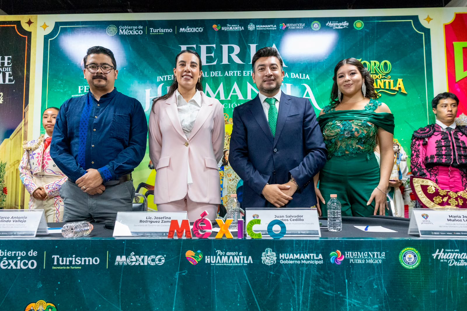 Josefina Rodríguez Zamora, Secretaria De Turismo De México, Junto A Juan Salvador Santos Cedillo Y Autoridades De Huamantla Durante La Presentación Oficial De La Feria.