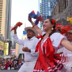 Integrantes De Un Grupo Folclórico Oaxaqueño Vestidos Con Trajes Tradicionales Ejecutan Un Baile Con Pañuelos De Colores Durante La Guelaguetza En Times Square.