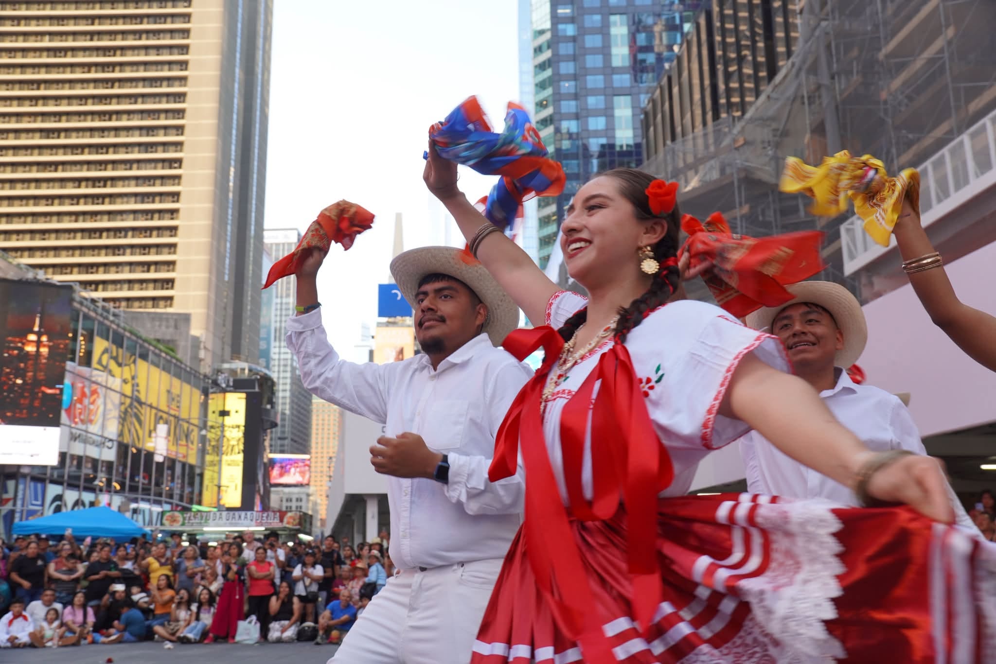 ¡flor de piña y tlayudas en la gran manzana! Así se vivió la histórica guelaguetza en times square la revista del sureste mx Integrantes De Un Grupo Folclórico Oaxaqueño Vestidos Con Trajes Tradicionales Ejecutan Un Baile Con Pañuelos De Colores Durante La Guelaguetza En Times Square.