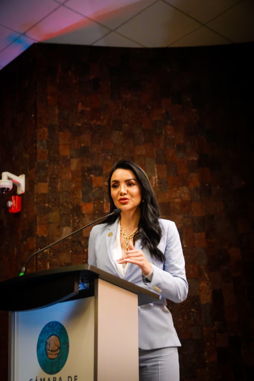 México se consolida entre las 10 economías con mayor captación de ied: gabriela jiménez destaca la confianza internacional en la transformación del país la revista del sureste mx La Diputada Gabriela Jiménez, Vestida Con Un Traje Sastre Azul Claro Y Un Collar Dorado, Habla Apasionadamente Detrás De Un Podio Con El Logotipo De La Cámara De Diputados De México. Gesticula Con Las Manos Mientras Se Dirige A Una Audiencia Fuera De Cámara. El Fondo Es Una Pared De Ladrillos Oscuros Y Texturizados.