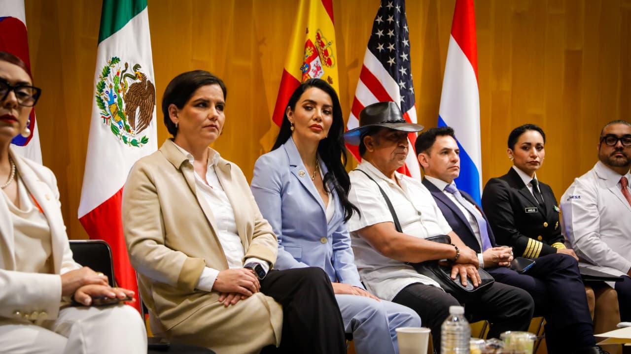 México se consolida entre las 10 economías con mayor captación de ied: gabriela jiménez destaca la confianza internacional en la transformación del país la revista del sureste mx Un Grupo De Siete Personas Sentadas En Un Panel O Conferencia. En Primer Plano, De Izquierda A Derecha, Se Ven Parcialmente A Una Mujer De Blanco, A La Diputada Gabriela Jiménez (Con Blazer Beige Y Reloj Apple Watch), A La Diputada De Azul Claro, Un Hombre Con Sombrero Y Camisa Blanca, Un Hombre De Traje Oscuro, Una Mujer En Uniforme Naval Y Un Hombre De Blanco. Detrás De Ellos Hay Una Pared De Paneles De Madera Con Las Banderas De México, España, Estados Unidos Y Francia.