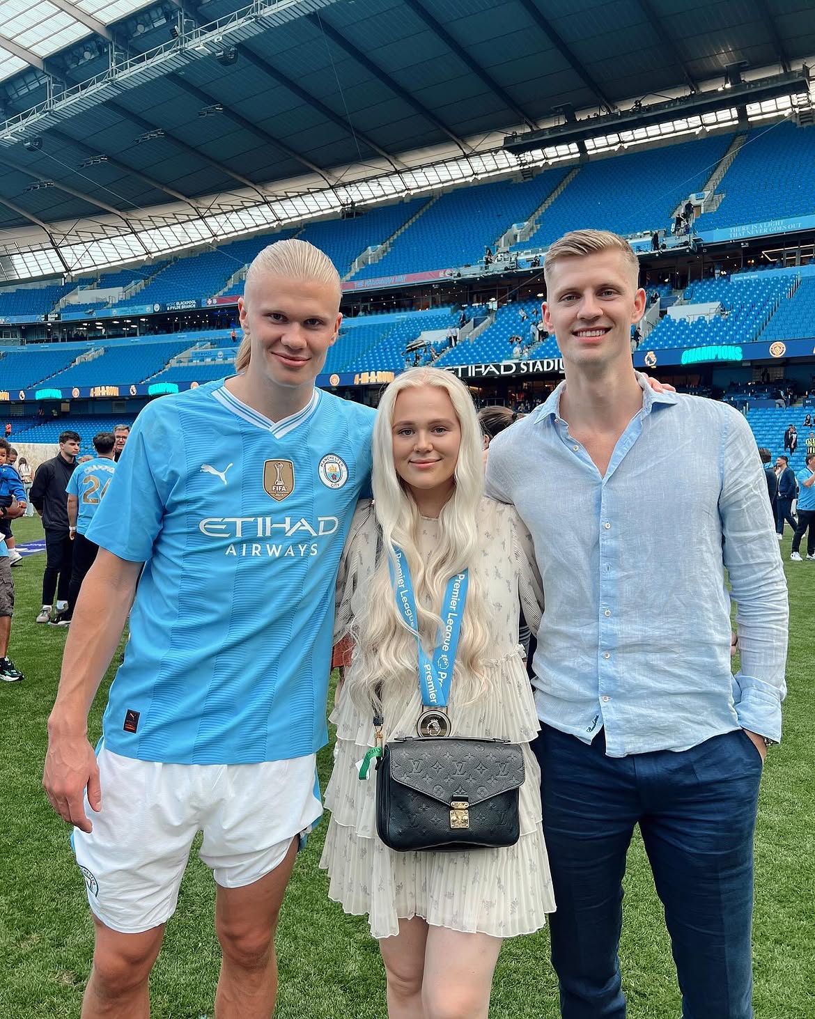 ¿quién es gabrielle braut haaland, la hermana mayor del goleador noruego que sorprende por su increíble parecido físico? La revista del sureste mx Erling Haaland, Vistiendo El Uniforme Celeste Del Manchester City, Posa Sonriente En El Campo De Juego Junto A Su Hermana Gabrielle Braut Haaland Y Su Hermano Astor Haaland.