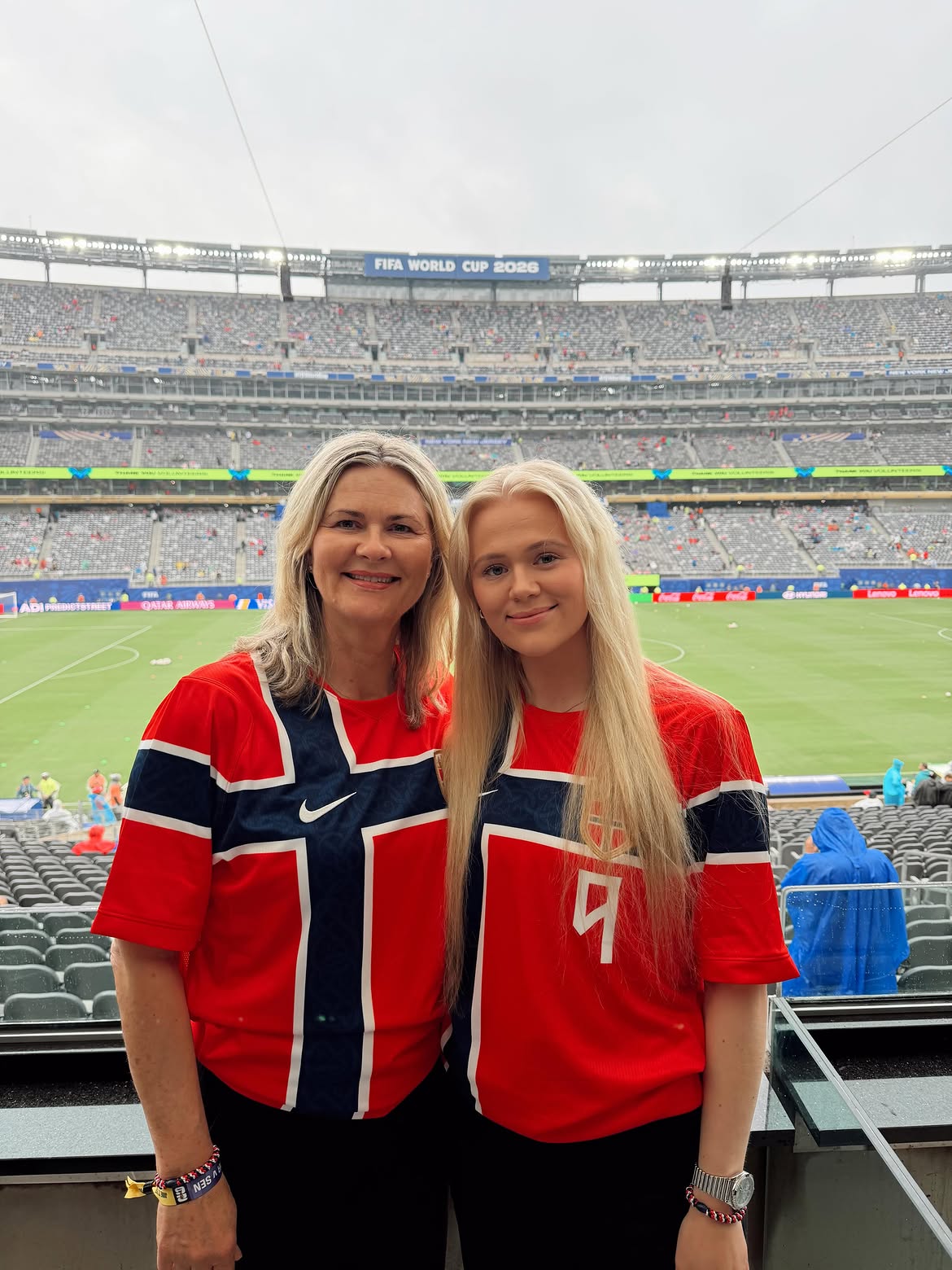 ¿quién es gabrielle braut haaland, la hermana mayor del goleador noruego que sorprende por su increíble parecido físico? La revista del sureste mx Gry Marita Braut Y Su Hija Gabrielle Braut Haaland Posan Sonrientes En Las Gradas De Un Estadio Durante El Mundial 2026, Ambas Vistiendo La Camiseta Roja De La Selección De Noruega.