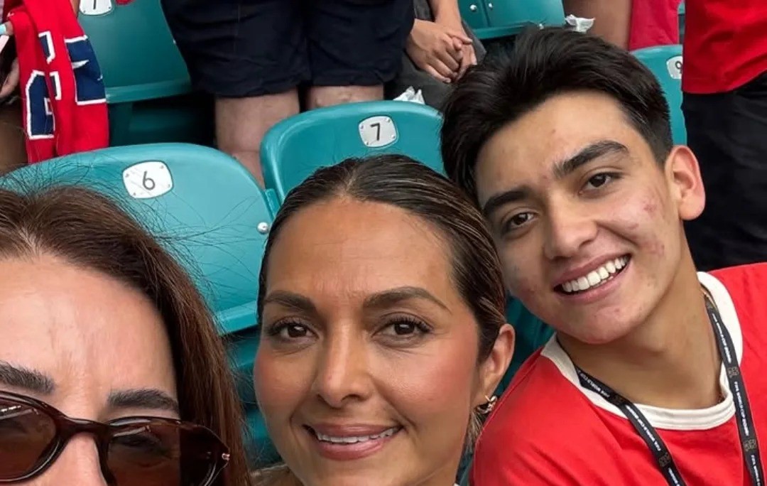 El Futbolista Gilberto Mora Junto A Su Representante Rafaela Pimenta En Las Gradas Del Estadio Durante La Copa Del Mundo 2026.